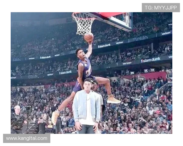 [CBA]王奕博吊传篮下 琼斯旱地拔葱双手扣篮.